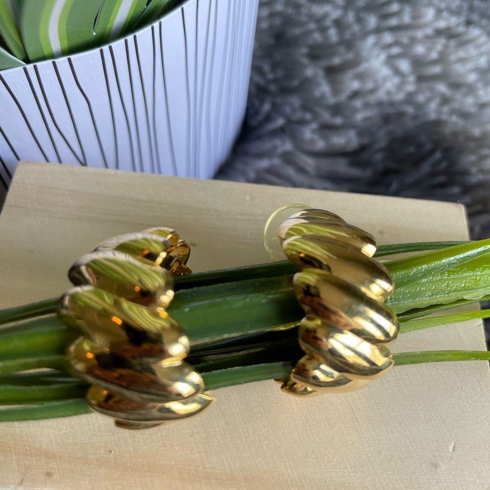 Vintage gold tone shell or croissant hoop earrings